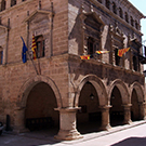 Ayuntamiento de Arnes y centro histórico