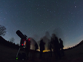 Noche de estrellas con un cuarto de luna