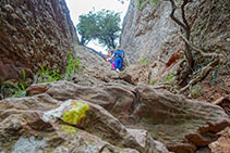 Paso de la Portella, una corta canal empinada en la que deberemos ayudarnos con las manos para ascender.