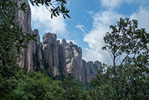 Vistas de la cara norte de la región de Frailes y Agujas de Montserrat.