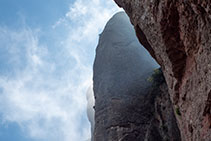 Escaladores entre la niebla desafiando las paredes más vertiginosas de Montserrat.