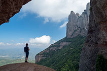 Contemplando las paredes de la cara norte de Montserrat desde el interior de la Foradada.