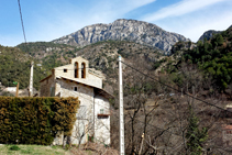 El pueblo de Alinyà y, al fondo, el anticlinal del Roc de la Pena.