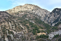 El anticlinal del Roc de la Pena visto desde cerca del Collet de la Sansa.