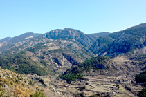 Vistas al valle de Alinyà desde el mirador de la ermita de Sant Ponç, con los núcleos de Alinyà, Llobera y Les Sorts y el anticlinal del Roc de la Pena.