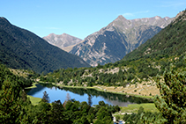 El lago de la Llebreta y, al fondo, el pico Aüt.