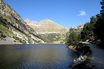 Lago Llong o Estany Llong, al fondo el pico y el collado del Portarró.