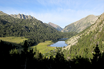 A medida que vamos subiendo, las vistas atrás hacia el lago son más bonitas.