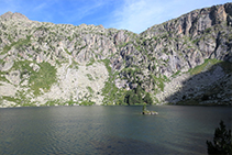 Lago Redó con su pequeña isla tan característica.