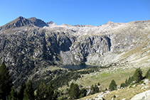 Vista del circo de montañas del lago Redó y del Pletiu dels Gavatxos desde la pista subiendo hacia el Portarró.