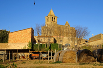 El pequeño núcleo de Madremanya con la iglesia.