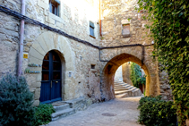 Bodega de Madremanya i portal en la plaza de la iglesia.