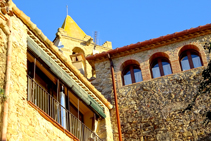 Detalle del campanario y las casas que rodean la iglesia.