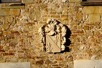 Escudo en la fachada del castillo de Millàs.