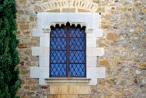 Detalle de una ventana del castillo de Millàs.