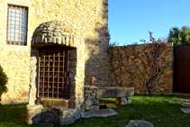 Pozo frente al castillo de Millàs.