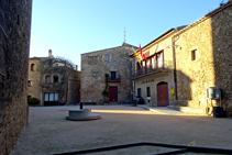 Plaza Mayor y ayuntamiento de Madremanya.