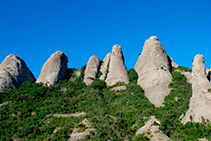 Vista de las Magdalenas (de izquierda a derecha): Roca de Sant Pere, Magdalena Inferior, Ullal de les Magdalenes, Magdalena Superior, Gorra Frígia y Trencabarrals.