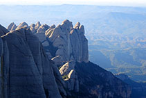 Las paredes verticales de la cara N de Montserrat, mirando hacia el O.