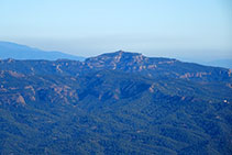 Sant Llorenç del Munt (La Mola) mirando hacia el NE.