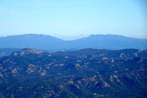 El Montcau (extremo N de Sant Llorenç del Munt) y en último término el Matagalls, las Agudes y el Turó de l´Home (Montseny), mirando hacia el NE.