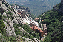 Último tramo de bajada con vistas al santuario.