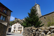 Llegamos al núcleo de Olp. Al fondo, casas elevadas pertenecientes al vecindario de la Força.