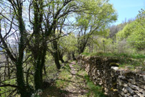 Flanqueamos la montaña por un camino muy bonito.