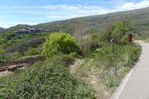 Hacemos unos 50m por la carretera y tomamos de nuevo un camino de tierra (izquierda).