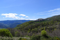 Vistas del núcleo de Pujalt al otro lado del barranco.