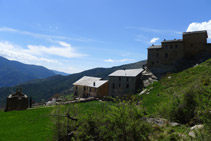 Rodeamos las casas altas de Enviny por nuestra izquierda.