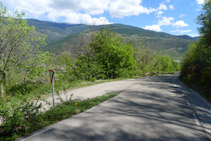 Bajamos unos 100m por la carretera y tomamos la pista asfaltada de la izquierda para entrar a Bressui.