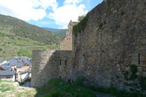 Castillo de Sort. Lo rodeamos por nuestra izquierda.