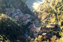 El pintoresco pueblo de Beget desde la subida de El Grau, con la riera y la iglesia de Sant Cristòfol.