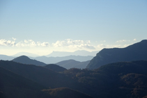 Vistas a las montañas de la Garrotxa subiendo por el camino de El Grau.