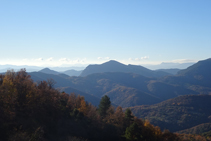 En la lejanía, en primer término vemos el collado de Salomó, en segundo término distinguimos el Mont Petit y el Mont Major, y en último término observamos Les Agudes y el Turó de l´Home.