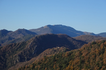 En primer término vemos el Turó del Castell de Rocabruna. En segundo término Els Esqueis y en tercer término la panorámica sierra Cavallera.