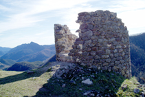 Torre sur del castillo de Rocabruna.