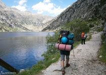 Empezamos a caminar por el lado derecho del embalse.