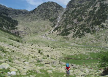 Vistas del Planell de Riumalo con las aguas que bajan del lago Negre al fondo.