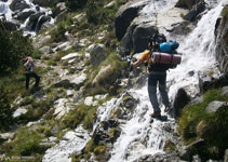 El camino cruza un torrente.