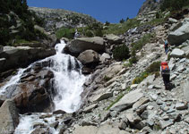 Durante la subida el torrente nos queda a la izquierda.