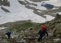 Ganamos altura rápidamente y pronto dejamos el lago atrás.