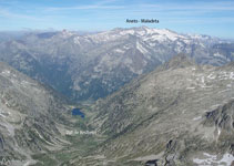 Al O vemos el bonito valle de Besiberri con el lago y el macizo del Aneto-Maladeta al fondo.