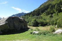 Bloque de granito característico al inicio de la ruta.