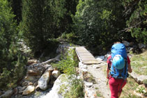 Cruzamos el barranco de Llubriqueto gracias a un pequeño puente de madera.