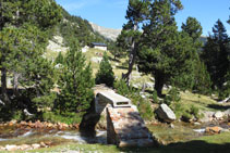 Infraestructura y puente para cruzar el río de Llubriqueto, al fondo la cabaña.