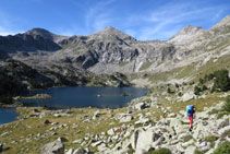 Bordeamos el lago por su derecha.