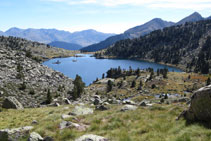 Dejamos el lago de Gémena de Baix atrás, subimos hacia un primer collado.