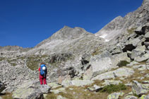 Ante nosotros el pico de Abellers (centro) y el pico de Besiberri Sur (derecha).